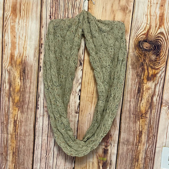 C.C Exclusive Women Oatmeal Winter‎ Warm Cable Knit Confetti Infinity Scarf NWOT - Picture 4 of 7